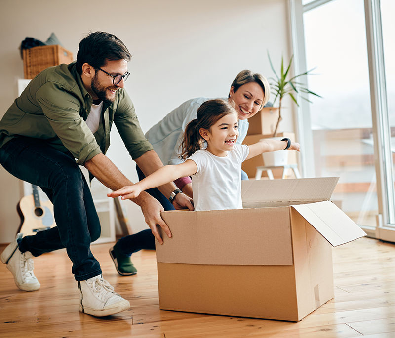 Padres jugando con niña