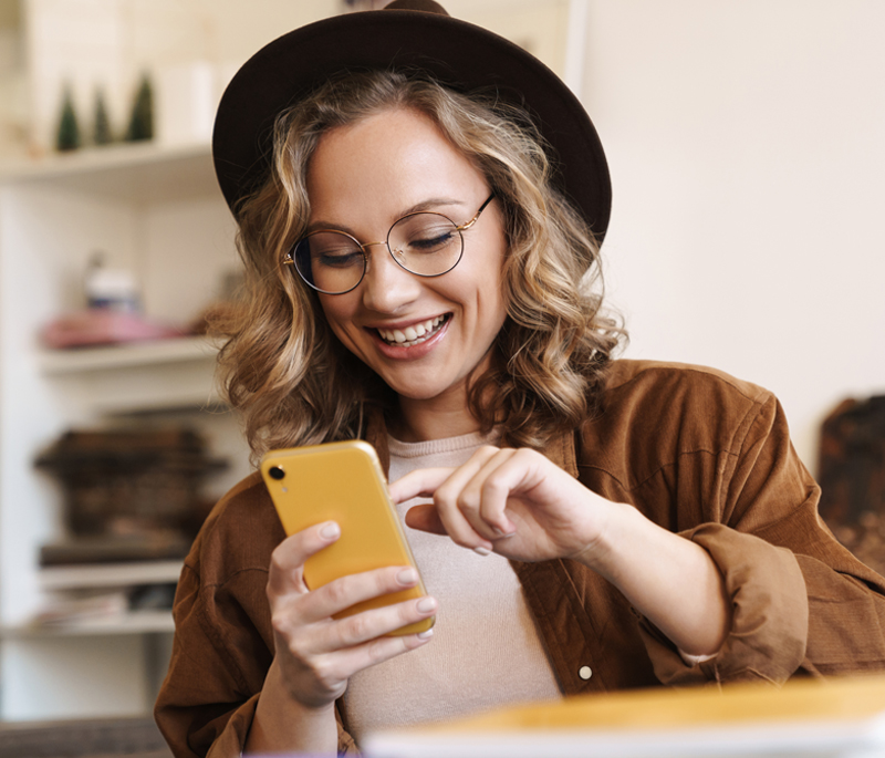 Padres jugando con niña